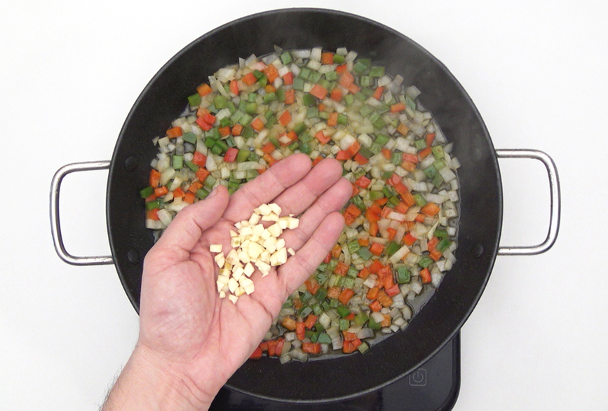 Arroz con muslitos de pollo. Receta tradicional y fácil