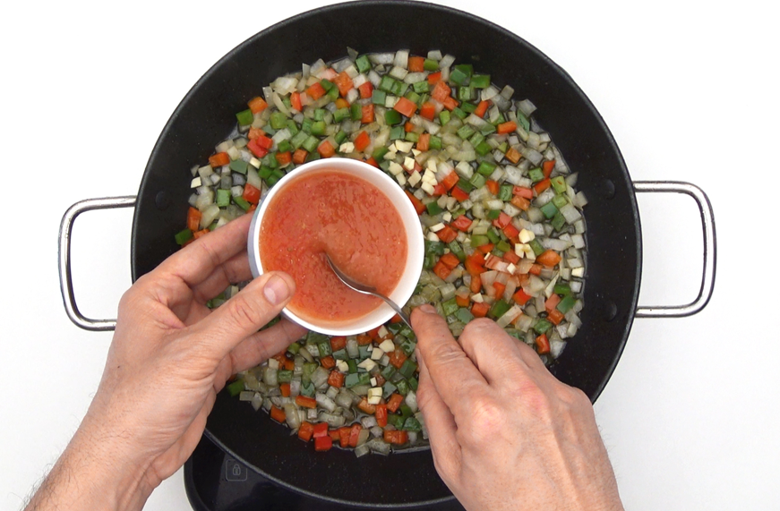 Arroz con muslitos de pollo. Receta tradicional y fácil