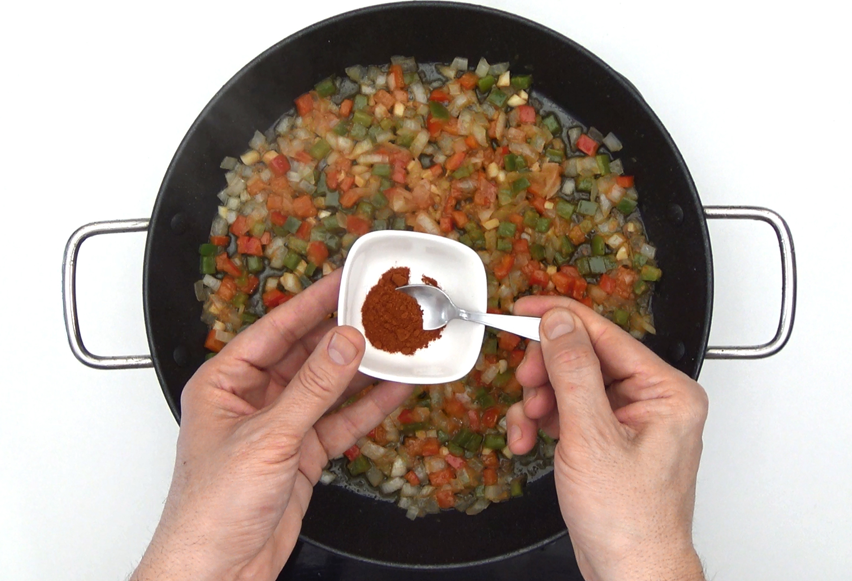 Arroz con muslitos de pollo. Receta tradicional y fácil