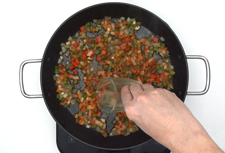 Arroz con muslitos de pollo. Receta tradicional y fácil