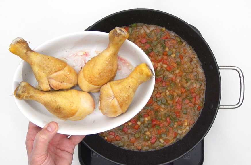 Arroz con muslitos de pollo. Receta tradicional y fácil