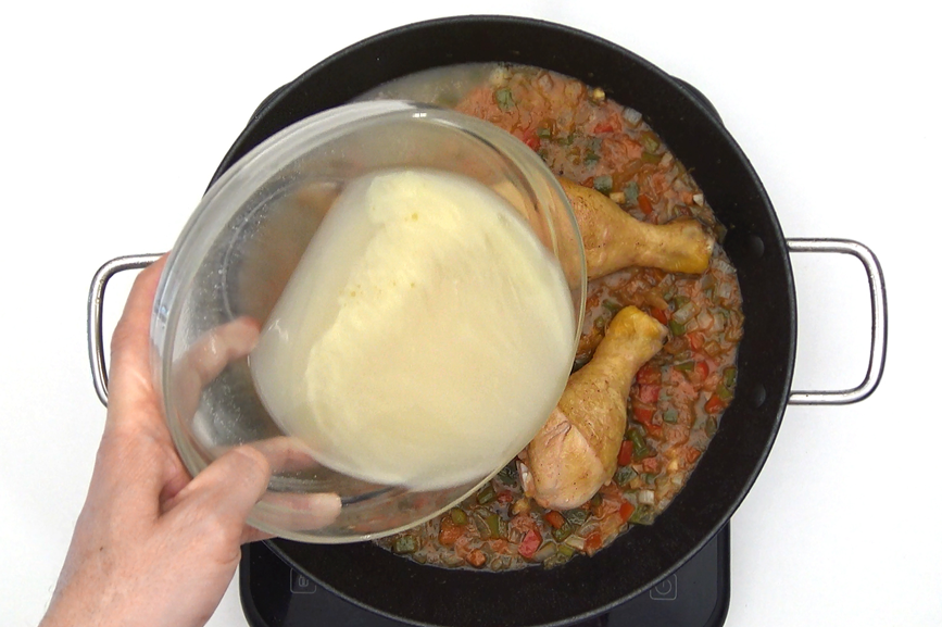 Arroz con muslitos de pollo. Receta tradicional y fácil