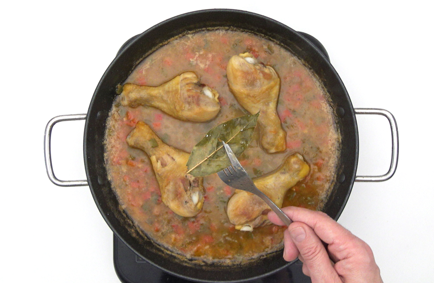 Arroz con muslitos de pollo. Receta tradicional y fácil