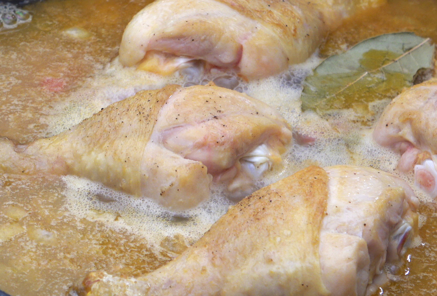 Arroz con muslitos de pollo. Receta tradicional y fácil