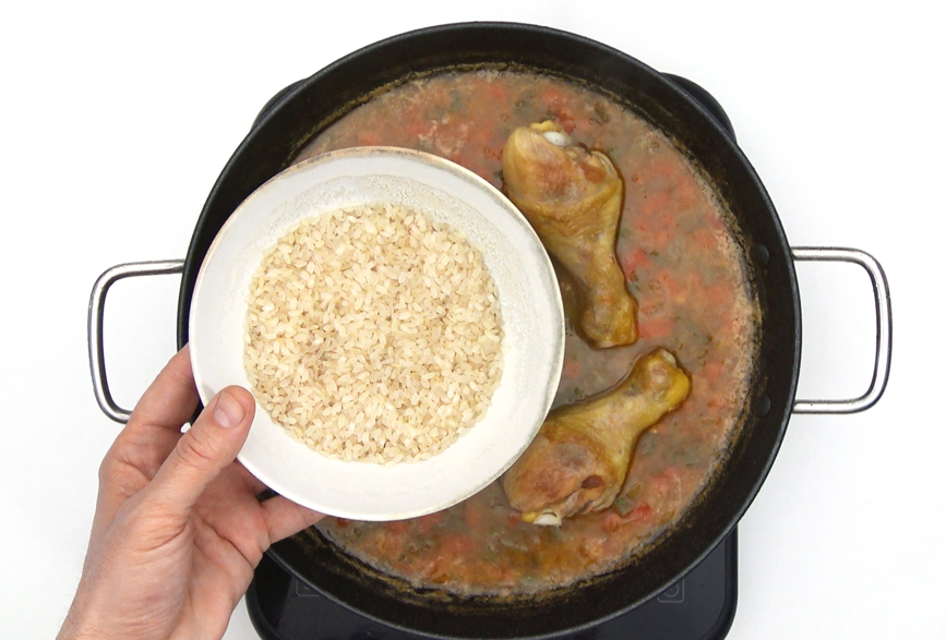 Arroz con muslitos de pollo. Receta tradicional y fácil
