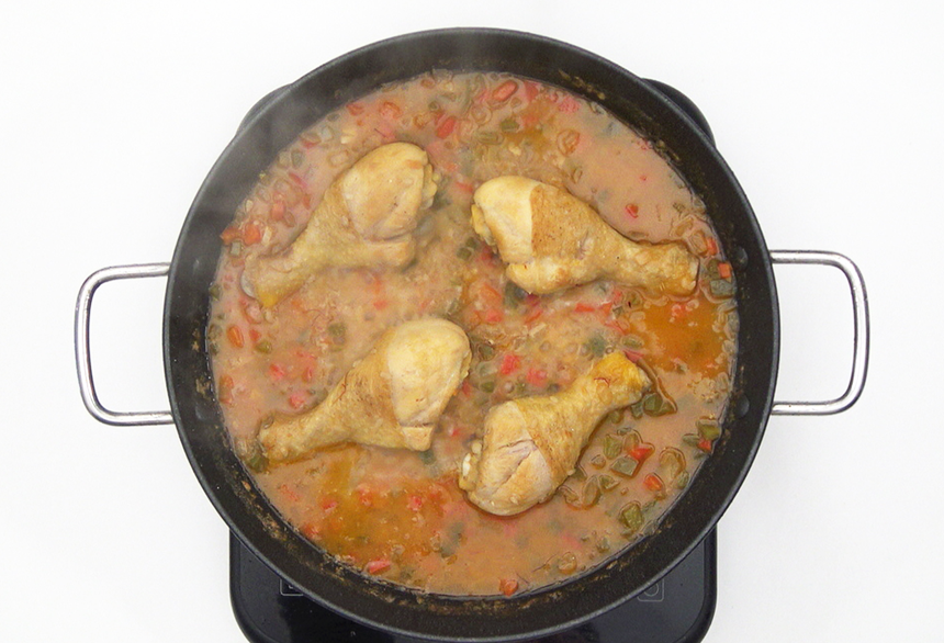 Arroz con muslitos de pollo. Receta tradicional y fácil