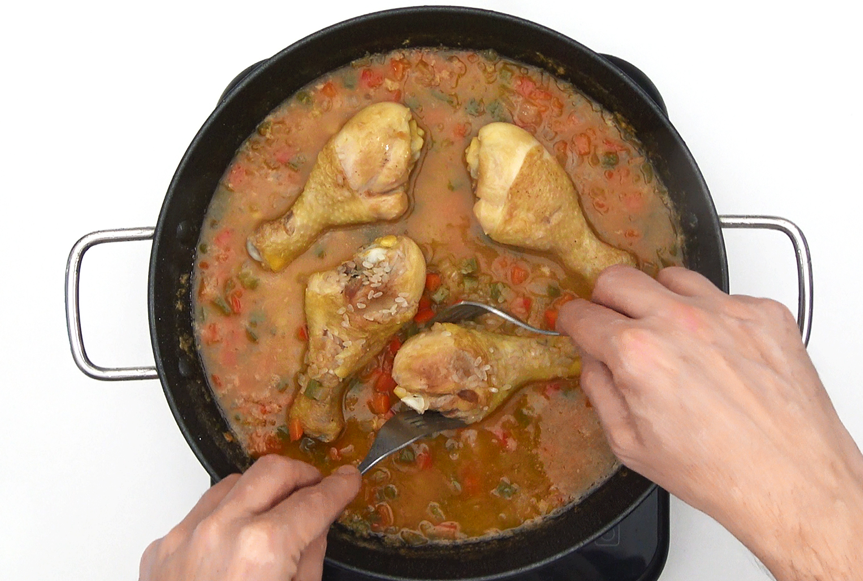 Arroz con muslitos de pollo. Receta tradicional y fácil