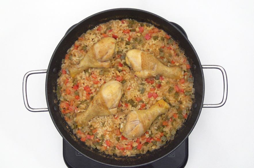 Arroz con muslitos de pollo. Receta tradicional y fácil