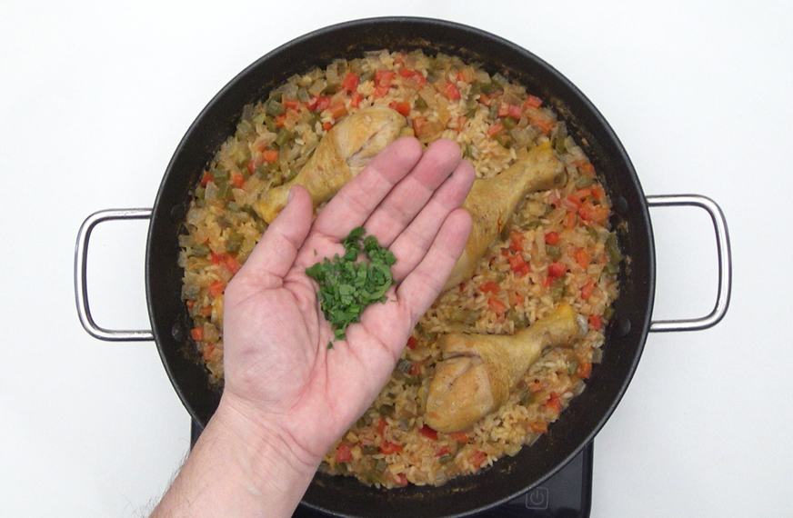 Arroz con muslitos de pollo. Receta tradicional y fácil