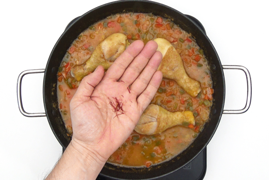 Arroz con muslitos de pollo. Receta tradicional y fácil