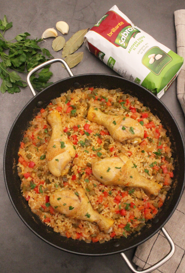 Arroz con muslitos de pollo. Receta tradicional y fácil