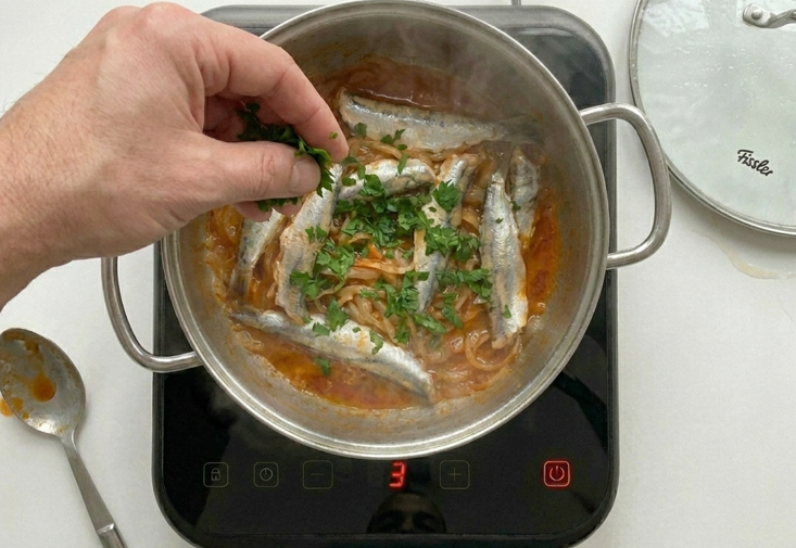 Bocartes a la cazuela, la receta cántabra que no perdona el punto del pescado