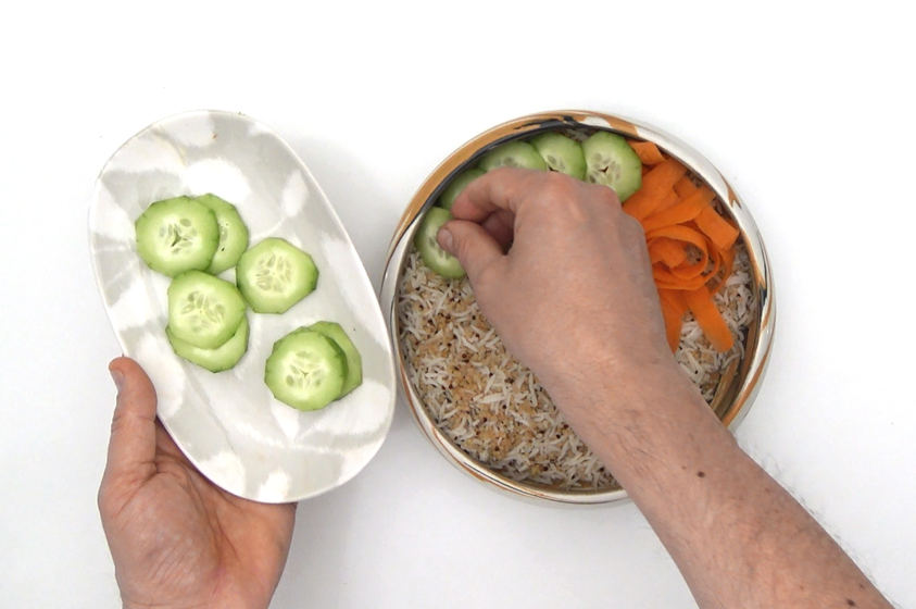Buddha bowl de salmón ahumado con arroz basmati y quinoa. Receta fácil y saludable