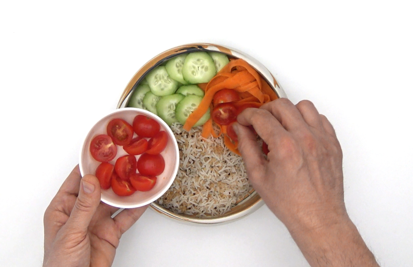 Buddha bowl de salmón ahumado con arroz basmati y quinoa. Receta fácil y saludable