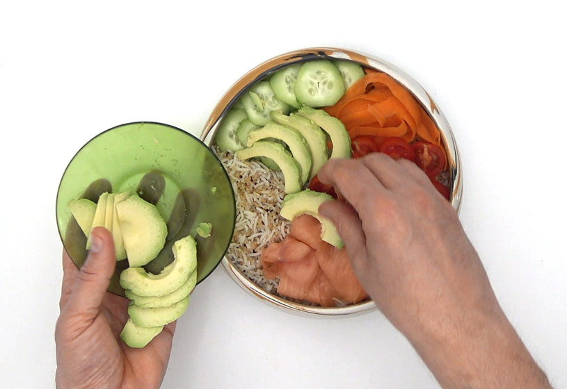 Buddha bowl de salmón ahumado con arroz basmati y quinoa. Receta fácil y saludable