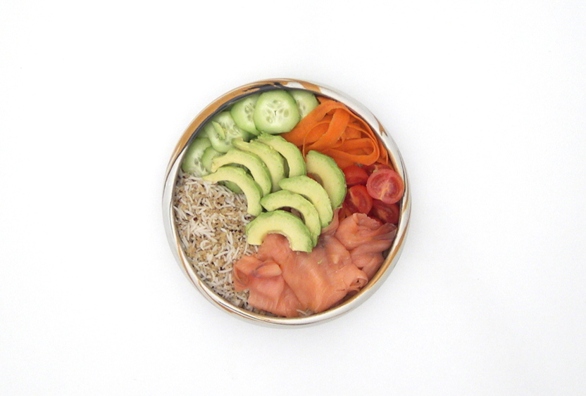 Buddha bowl de salmón ahumado con arroz basmati y quinoa. Receta fácil y saludable