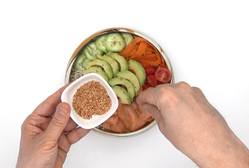 Buddha bowl de salmón ahumado con arroz basmati y quinoa. Receta fácil y saludable