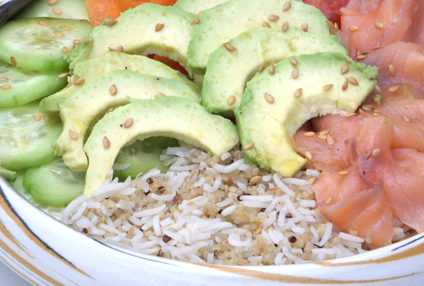 Buddha bowl de salmón ahumado con arroz basmati y quinoa. Receta fácil y saludable