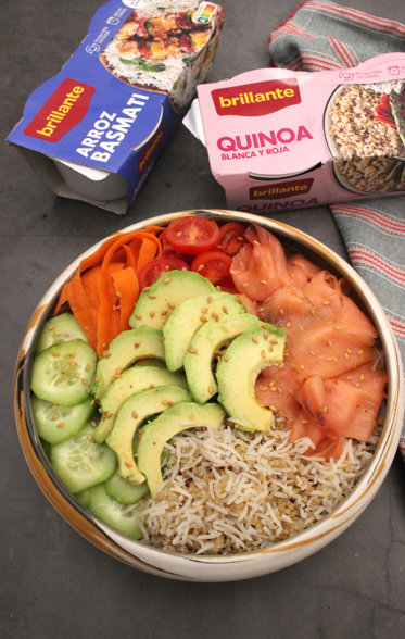 Buddha bowl de salmón ahumado con arroz basmati y quinoa. Receta fácil y saludable
