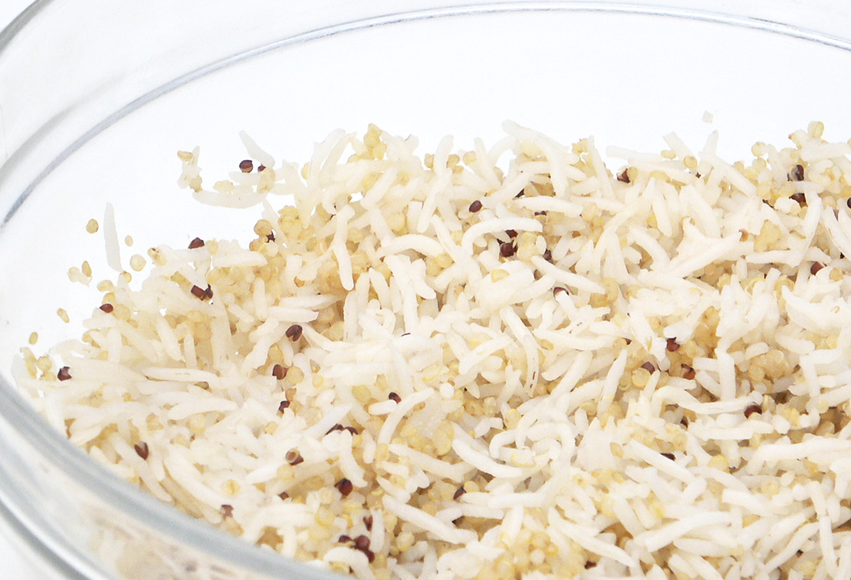 Buddha bowl de salmón ahumado con arroz basmati y quinoa. Receta fácil y saludable