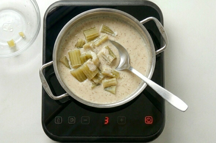 Cardo en salsa de almendras a la riojana, receta de invierno con salsa cremosa