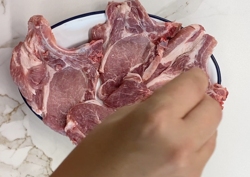 Chuletas de cerdo en salsa. Receta fácil, jugosa y con salsa para mojar pan