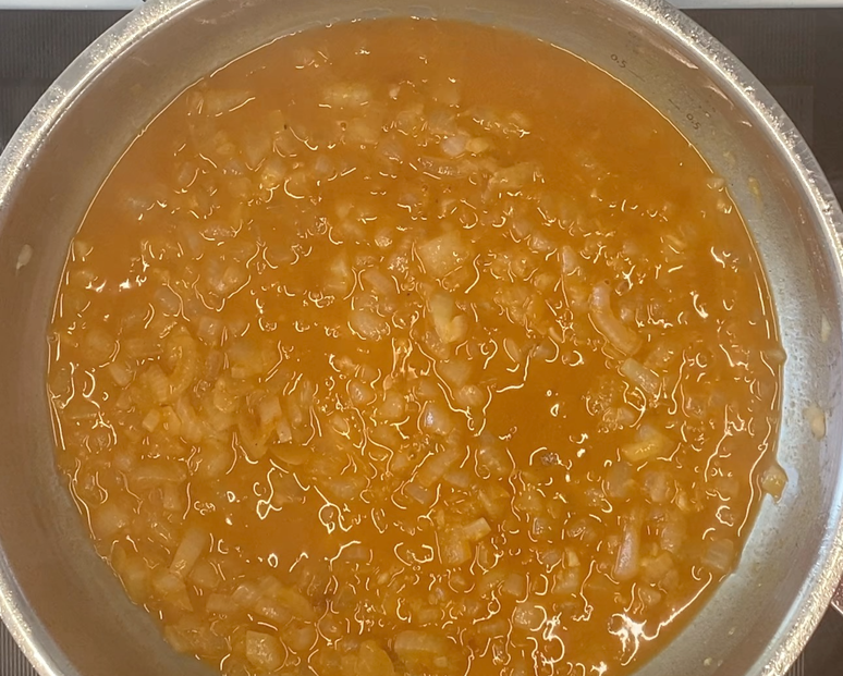 Chuletas de cerdo en salsa. Receta fácil, jugosa y con salsa para mojar pan