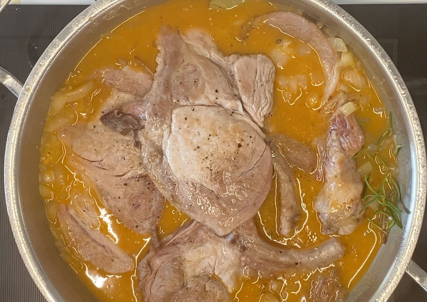 Chuletas de cerdo en salsa. Receta fácil, jugosa y con salsa para mojar pan