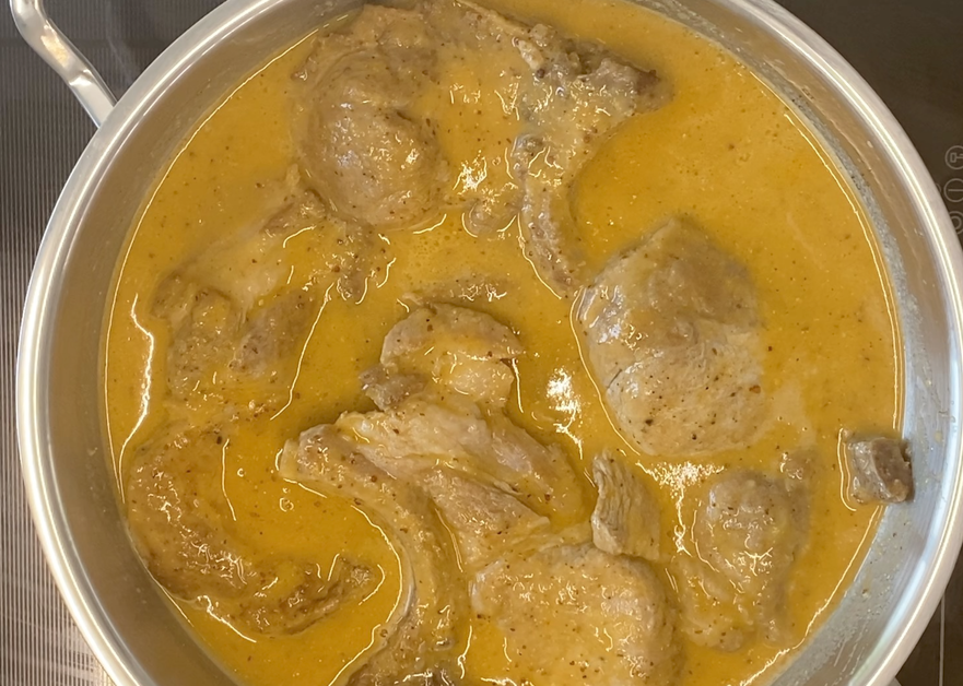 Chuletas de cerdo en salsa. Receta fácil, jugosa y con salsa para mojar pan