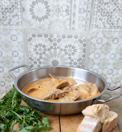 Chuletas de cerdo en salsa. Receta fácil, jugosa y con salsa para mojar pan