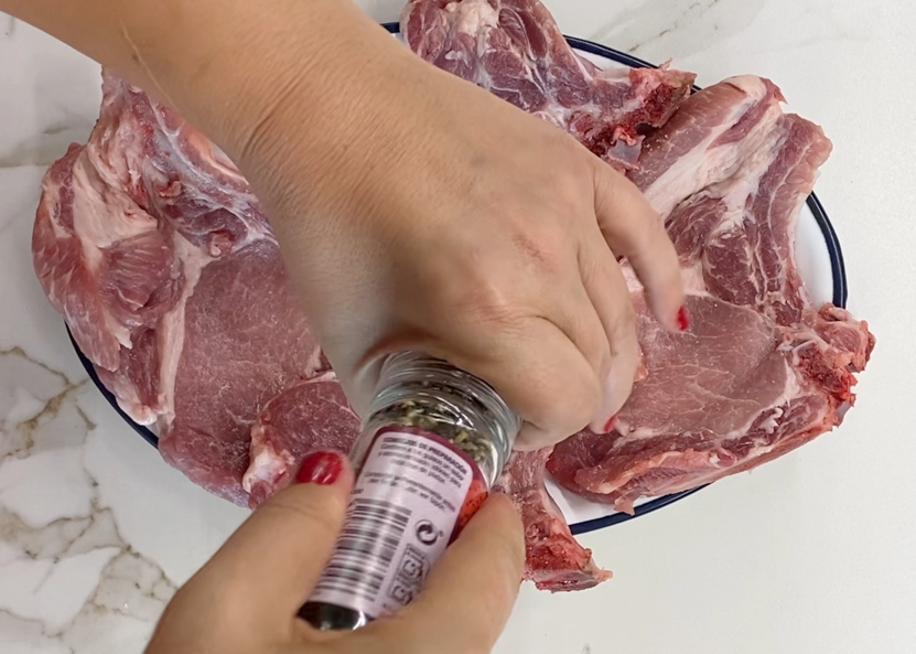 Chuletas de cerdo en salsa. Receta fácil, jugosa y con salsa para mojar pan