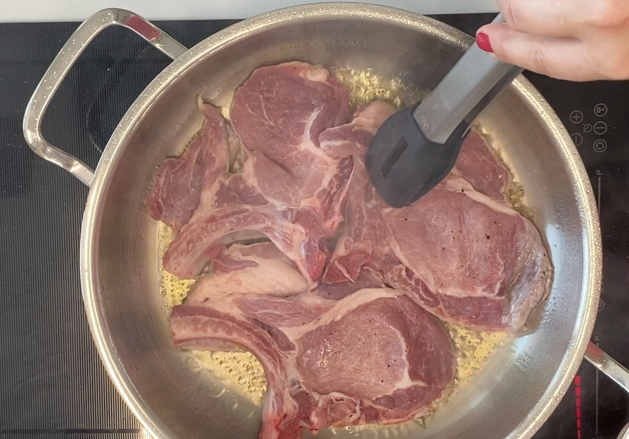 Chuletas de cerdo en salsa. Receta fácil, jugosa y con salsa para mojar pan