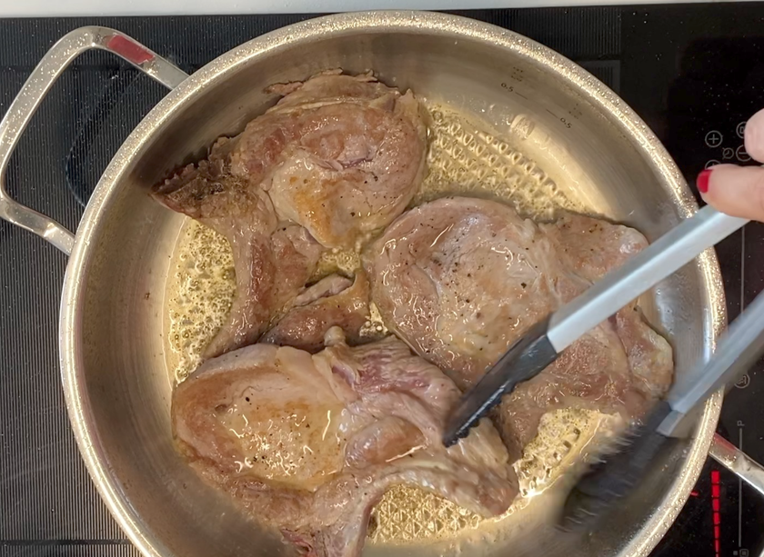 Chuletas de cerdo en salsa. Receta fácil, jugosa y con salsa para mojar pan