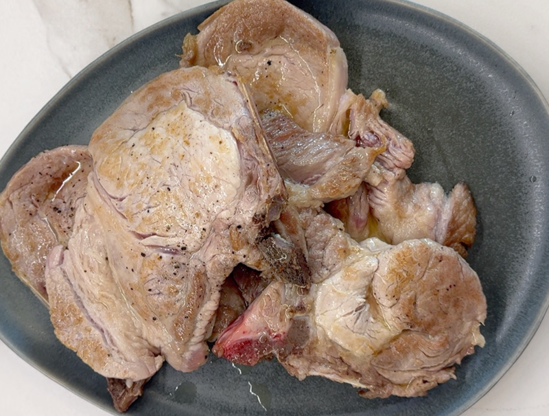 Chuletas de cerdo en salsa. Receta fácil, jugosa y con salsa para mojar pan
