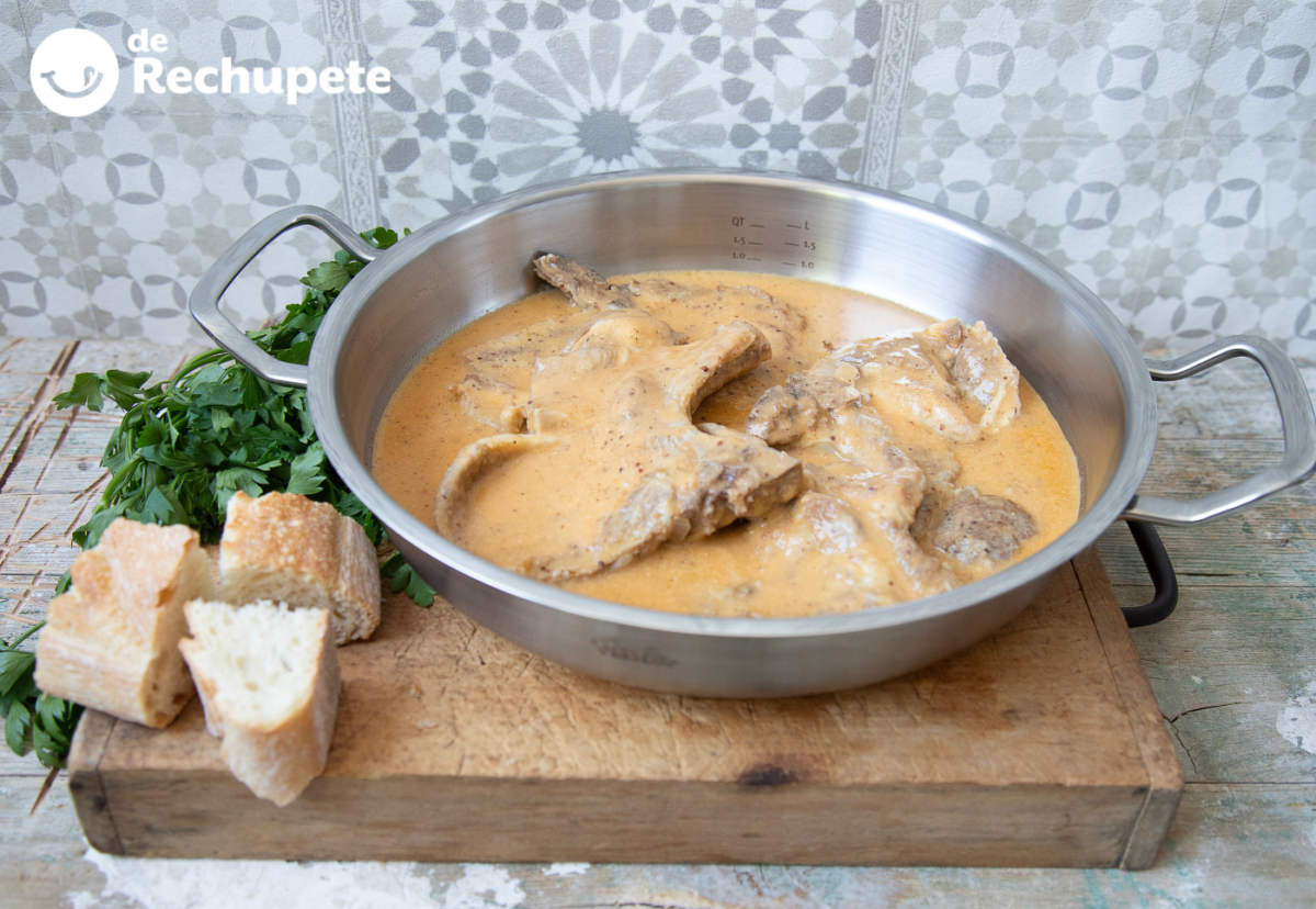 Chuletas de cerdo en salsa. Receta fácil, jugosa y con salsa para mojar pan