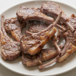 Chuletillas al sarmiento, la brasa más riojana para disfrutar el cordero