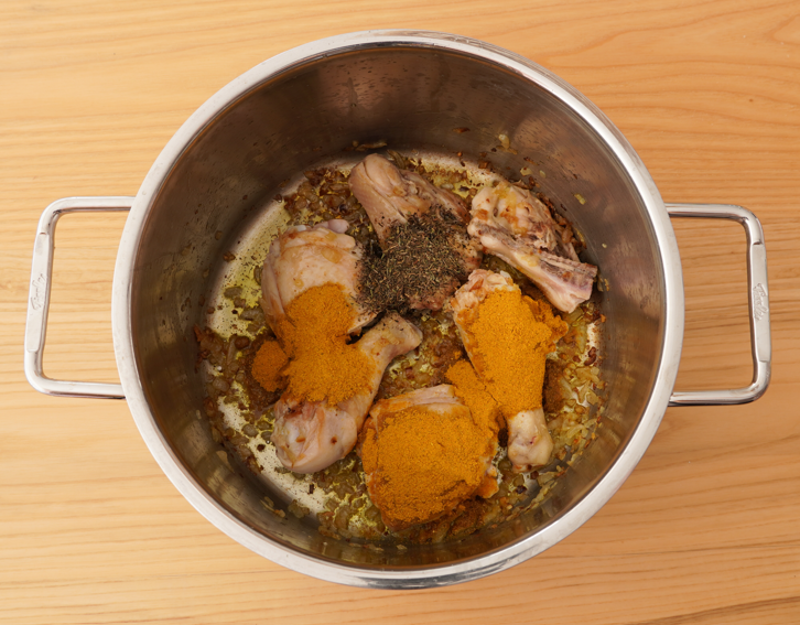 Colombo de pollo caribeño, el curry antillano que se come con arroz blanco