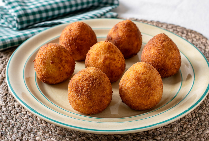 Coxinhas brasileñas de pollo: receta casera fácil, crujiente y llena de sabor