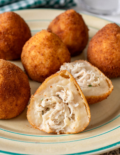 Coxinhas brasileñas de pollo: receta casera fácil, crujiente y llena de sabor