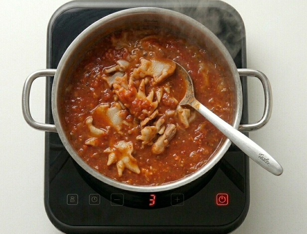 Crestas de gallo guisadas, una receta de casquería con salsa para mojar pan