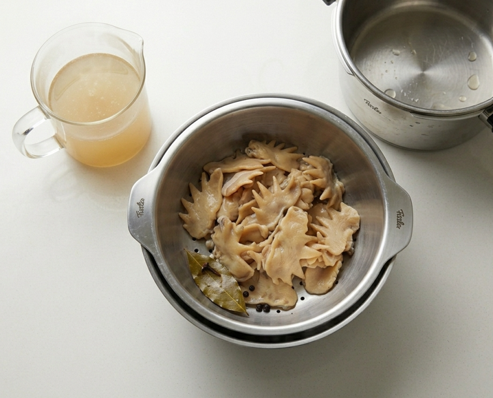 Crestas de gallo guisadas, una receta de casquería con salsa para mojar pan
