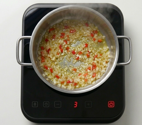 Crestas de gallo guisadas, una receta de casquería con salsa para mojar pan