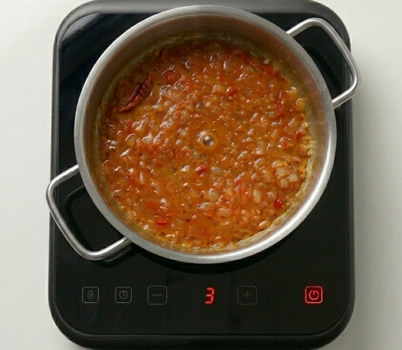 Crestas de gallo guisadas, una receta de casquería con salsa para mojar pan