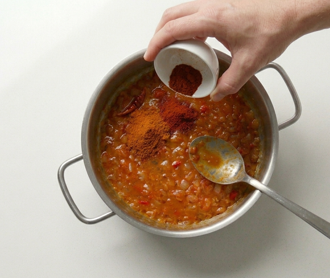 Crestas de gallo guisadas, una receta de casquería con salsa para mojar pan