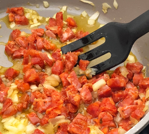 Croquetas de chorizo caseras: receta cremosa, crujiente y con sabor de taberna