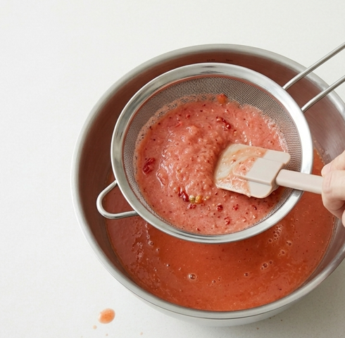 Gazpacho de fresas o fresón, una sopa fría con tomate y fruta de verdad