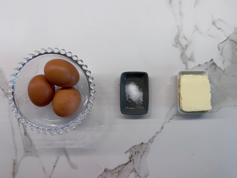 Huevos revueltos cremosos en wok cerámico Fissler. Receta fácil para desayuno, brunch o cena rápida