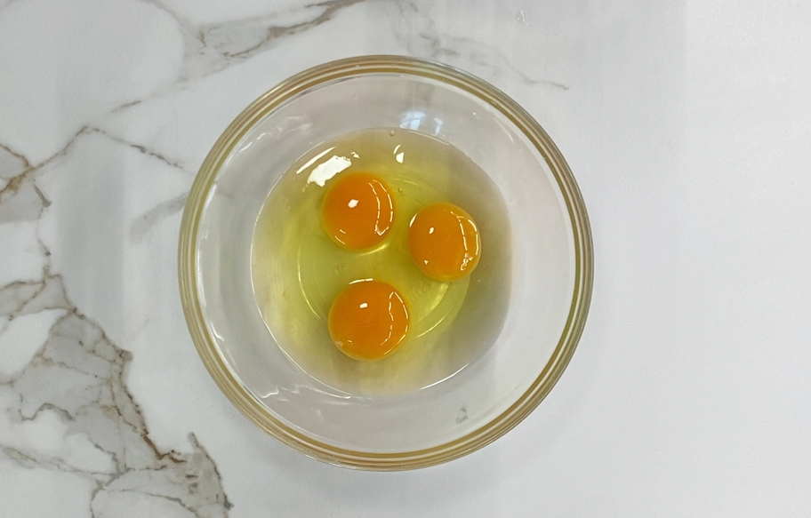 Huevos revueltos cremosos en wok cerámico Fissler. Receta fácil para desayuno, brunch o cena rápida