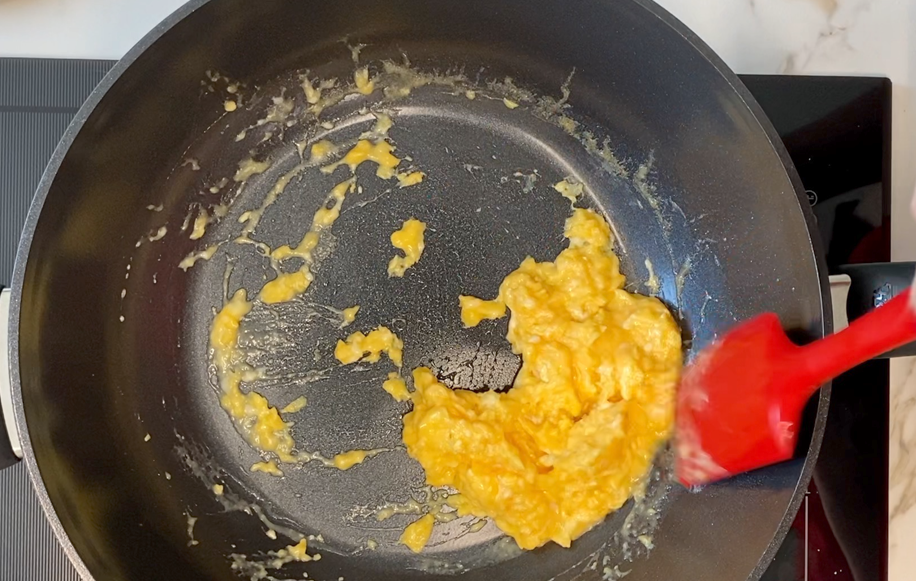 Huevos revueltos cremosos en wok cerámico Fissler. Receta fácil para desayuno, brunch o cena rápida