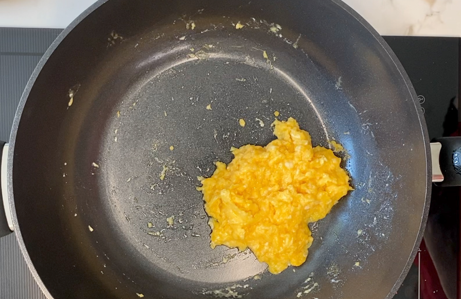Huevos revueltos cremosos en wok cerámico Fissler. Receta fácil para desayuno, brunch o cena rápida